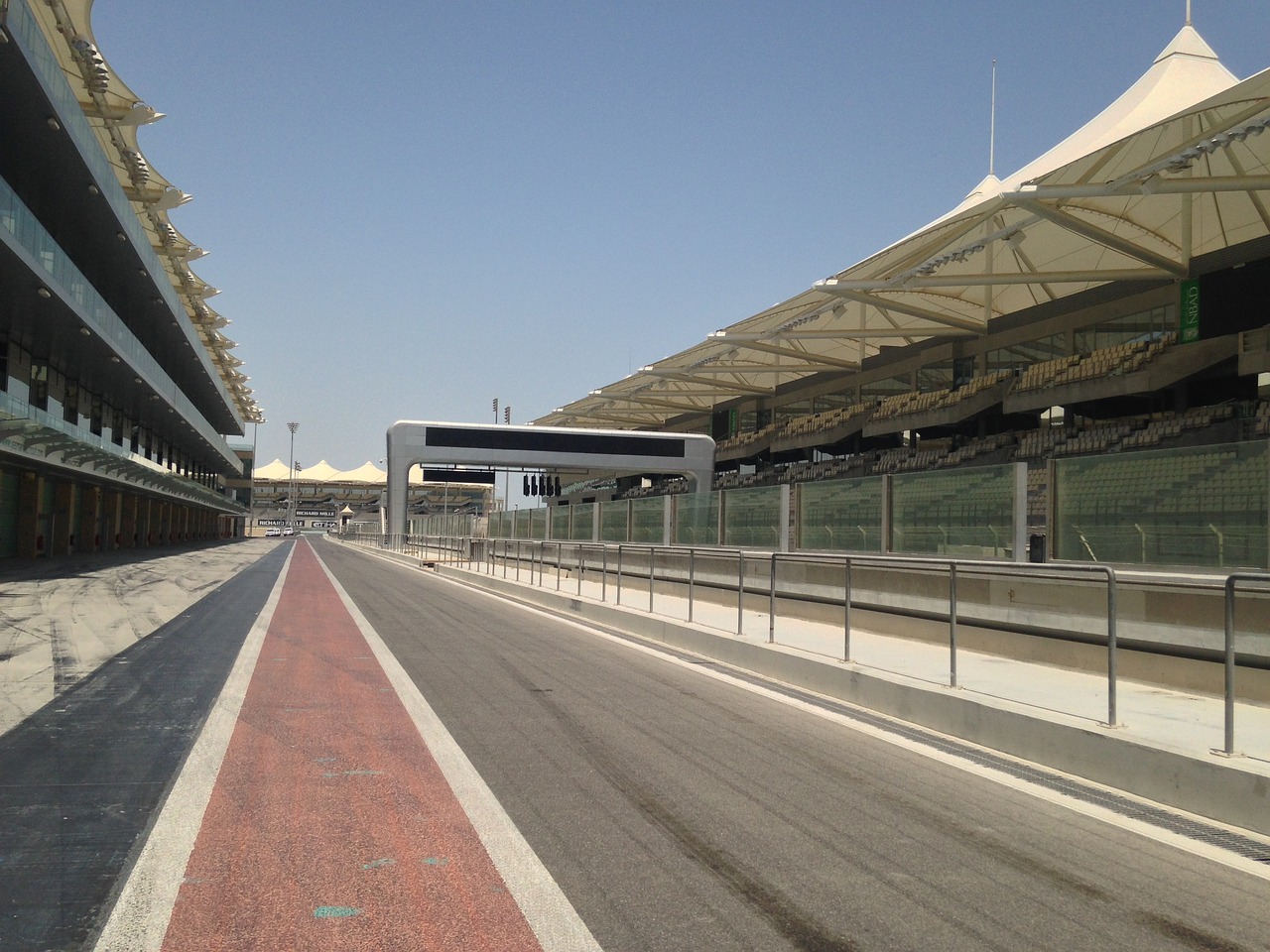 Circuit automobile d'Abu Dhabi, vue paddock sur la ligne de départ