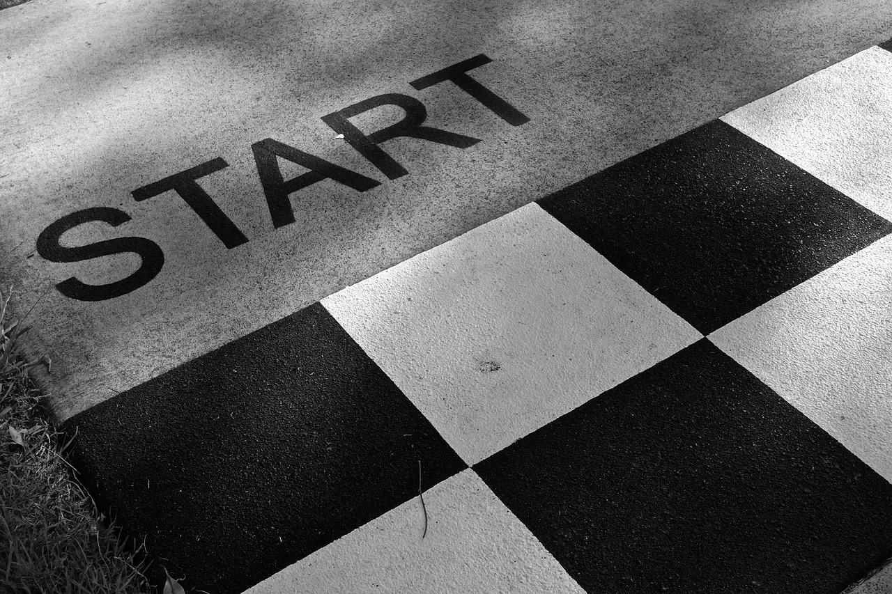 départ de course automobile, drapeau à damier avec inscription START.